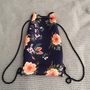 DELILAH Print TRIANGL Neoprene Drawstring Bag